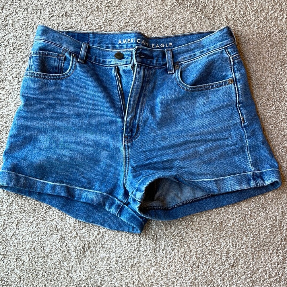 American Eagle size 8 Mom Short.